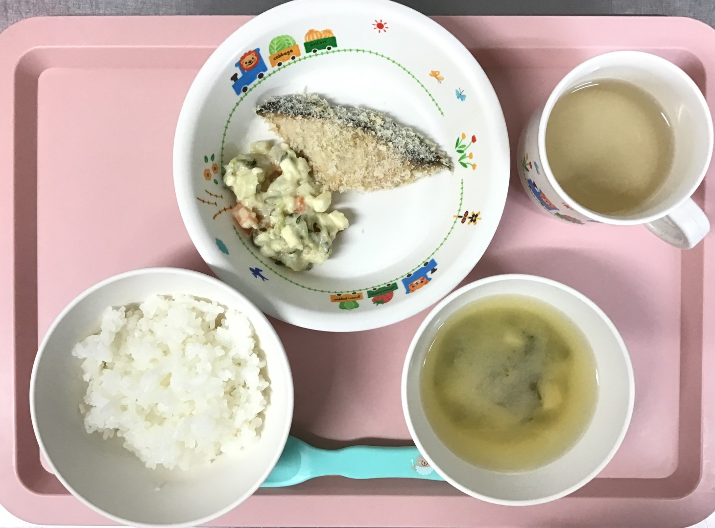 ごはん、サケのぱんこやき、かみかみサラダ、とうふのみそしる