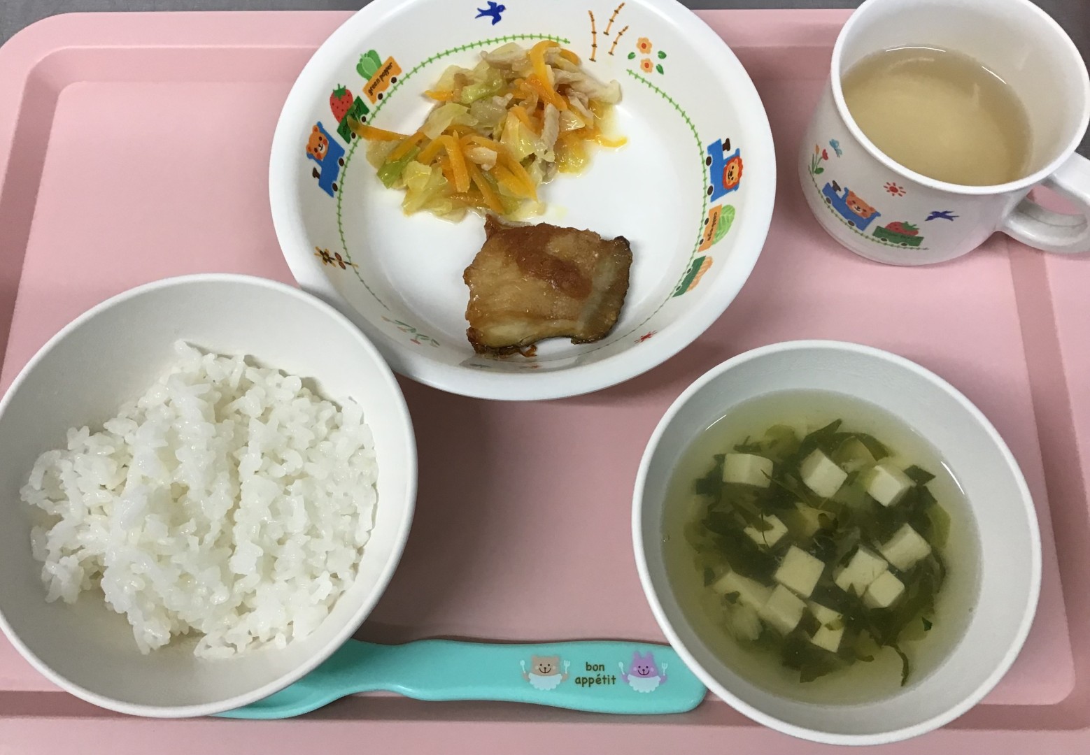 ごはん、カレイのバターしょうゆやき、やさいソテー、とうふのすましじる