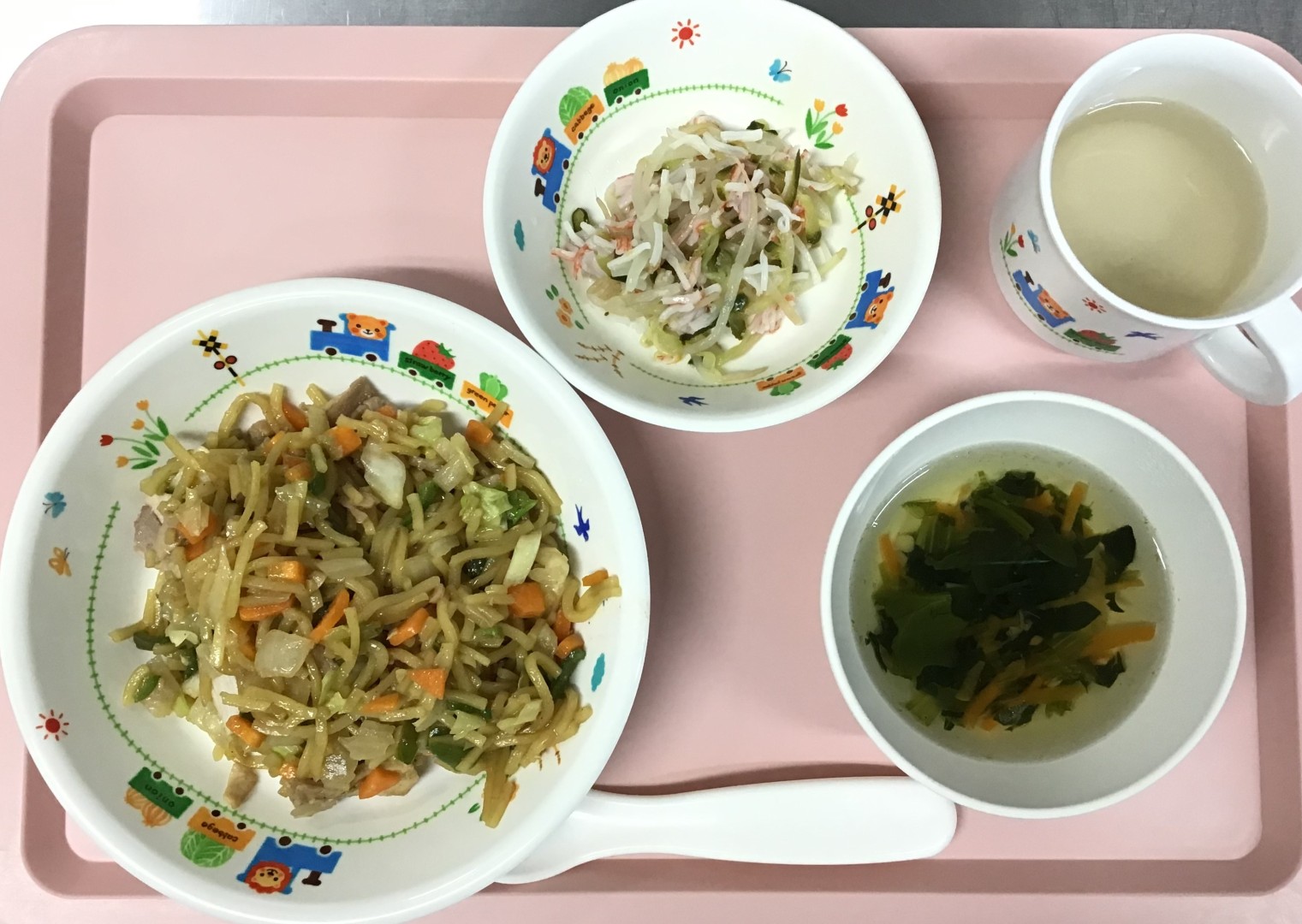 やきそば、きゅうりとかにかまのあえもの、ほうれんそうのコンソメスープ