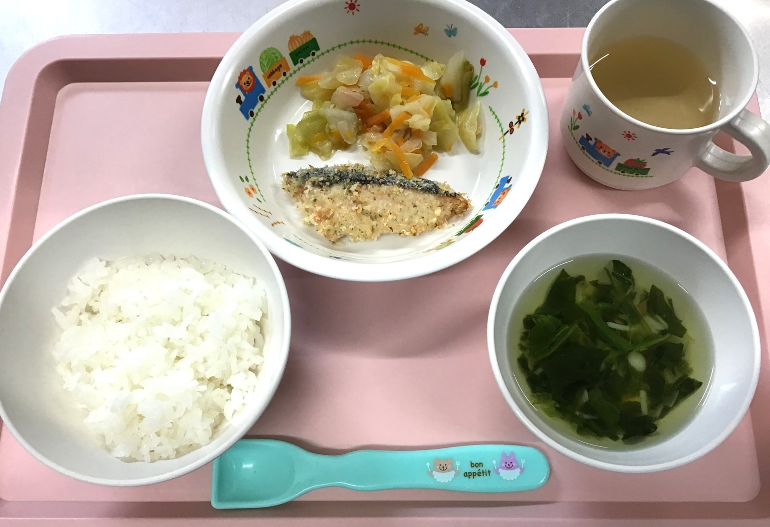 ごはん、サケのぱんこやき、やさいソテー、ほうれんそうのスープ