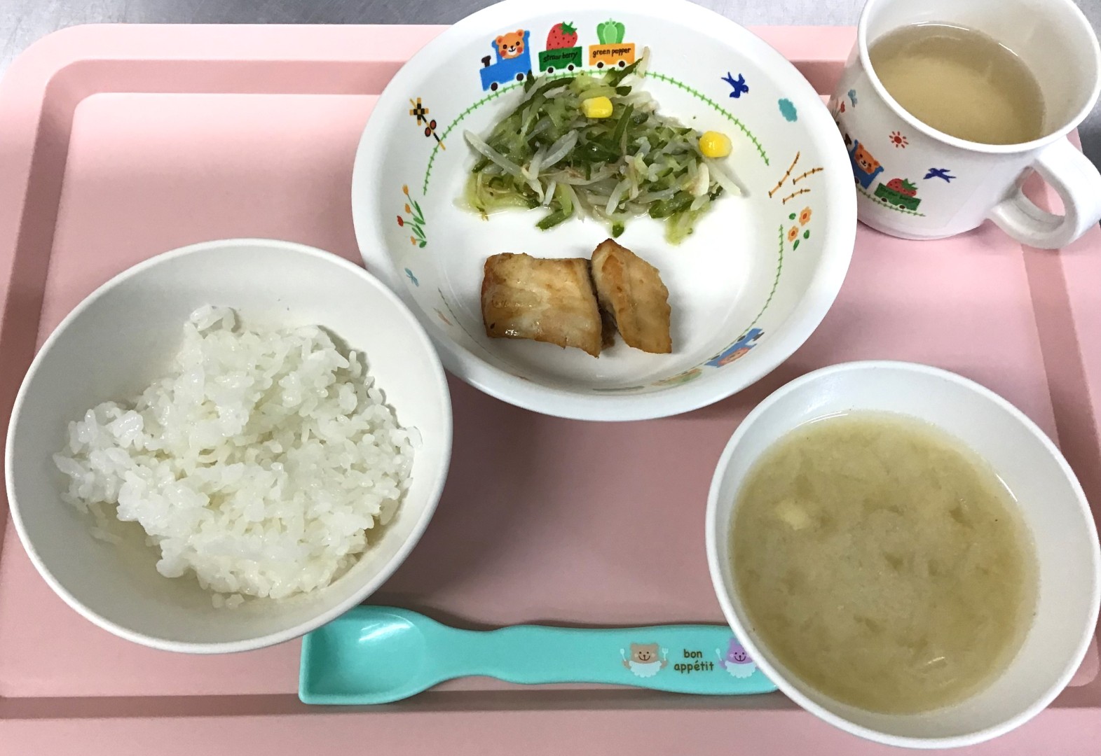 ごはん、さかなのしょうがやき、きゅうりとじゃこのあえもの、さといものみそしる