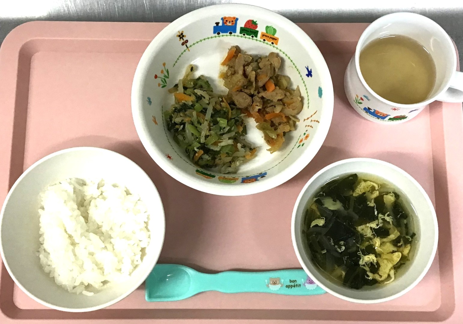 ごはん、にくやさいいため、さんしょくナムル、たまごスープ