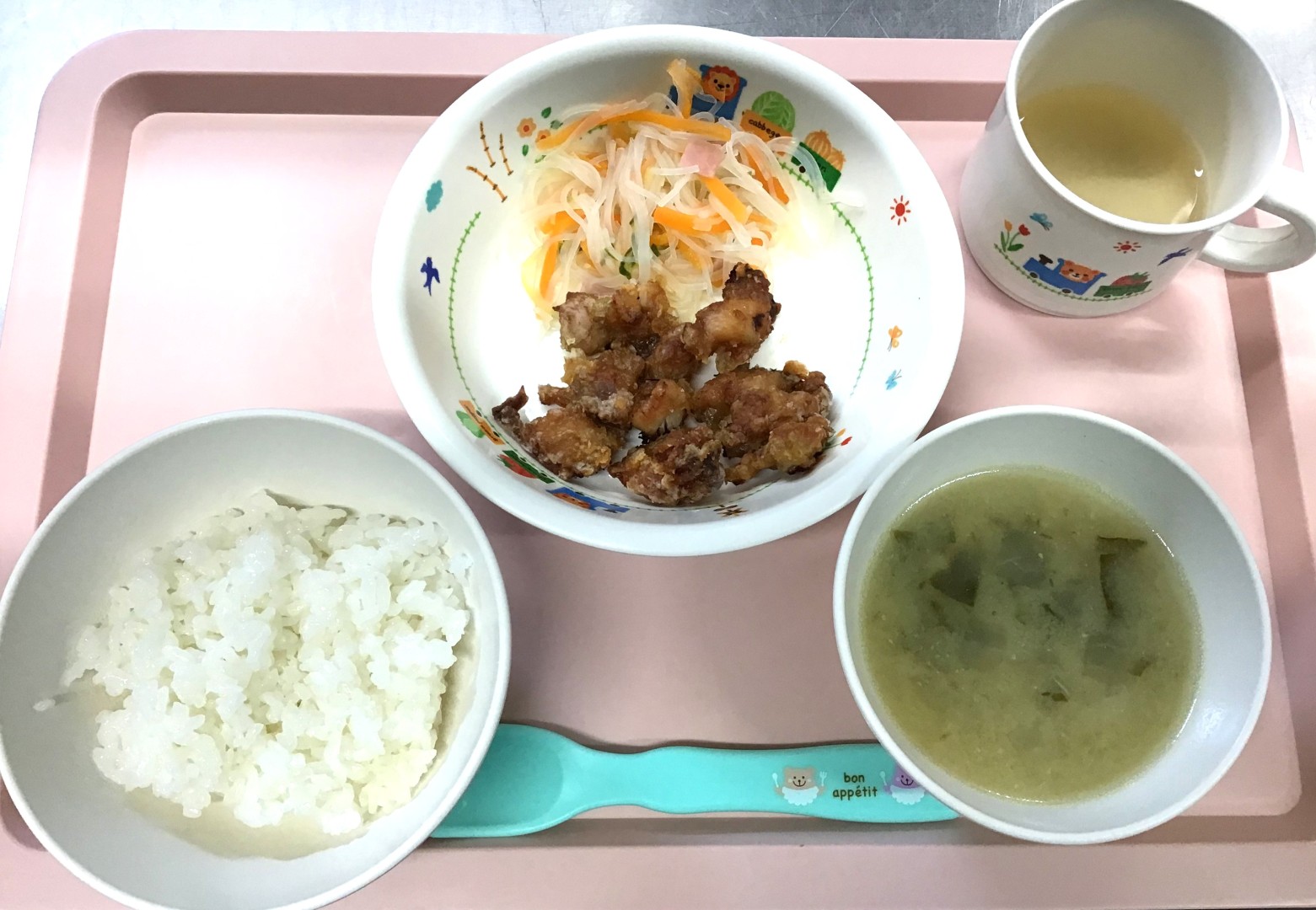 ごはん、とりのからあげ、はるさめのすのもの、だいこんのみそしる
