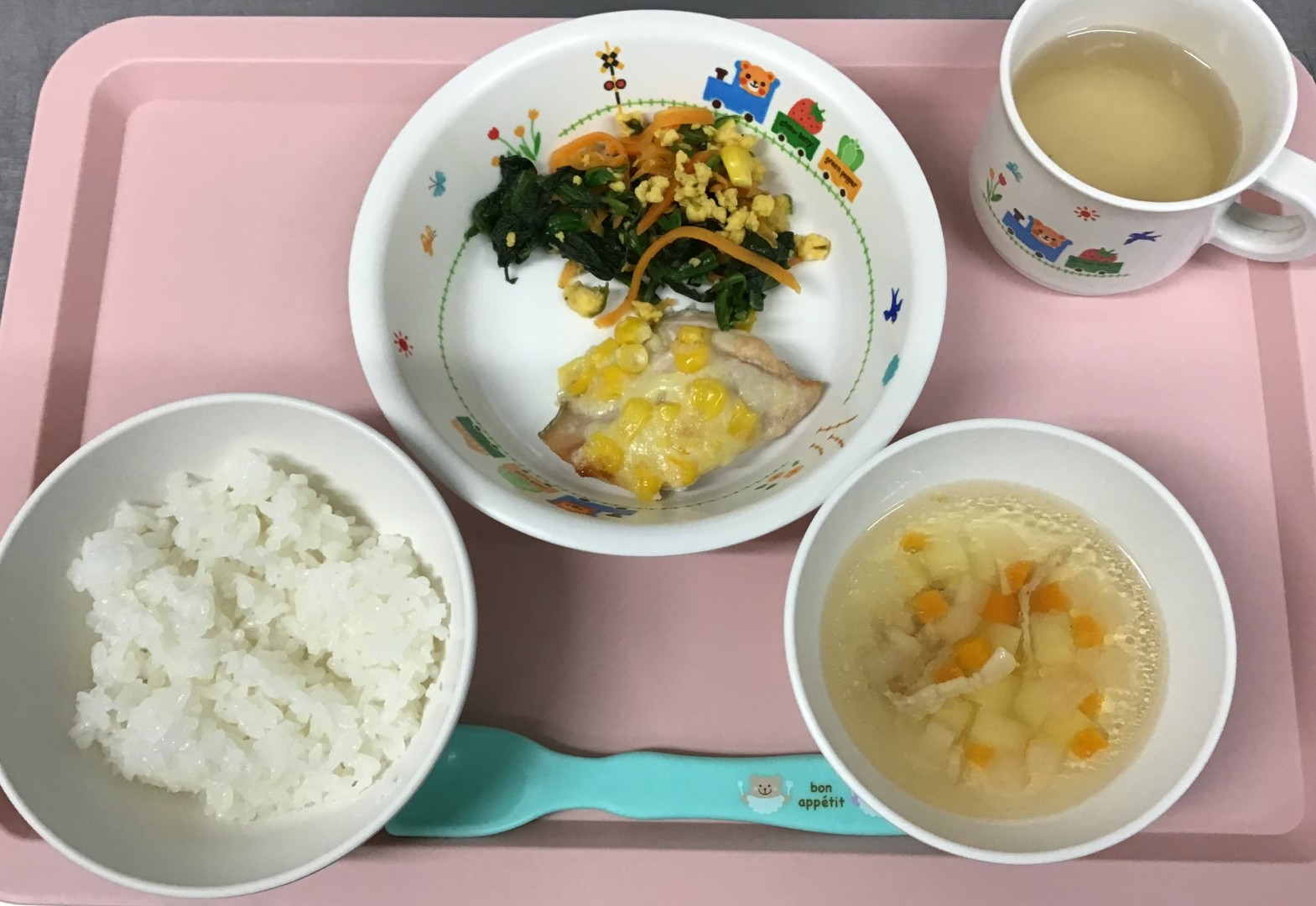 ごはん、さけのマヨチーズコーンやき、ポパイサラダ、ポトフスープ