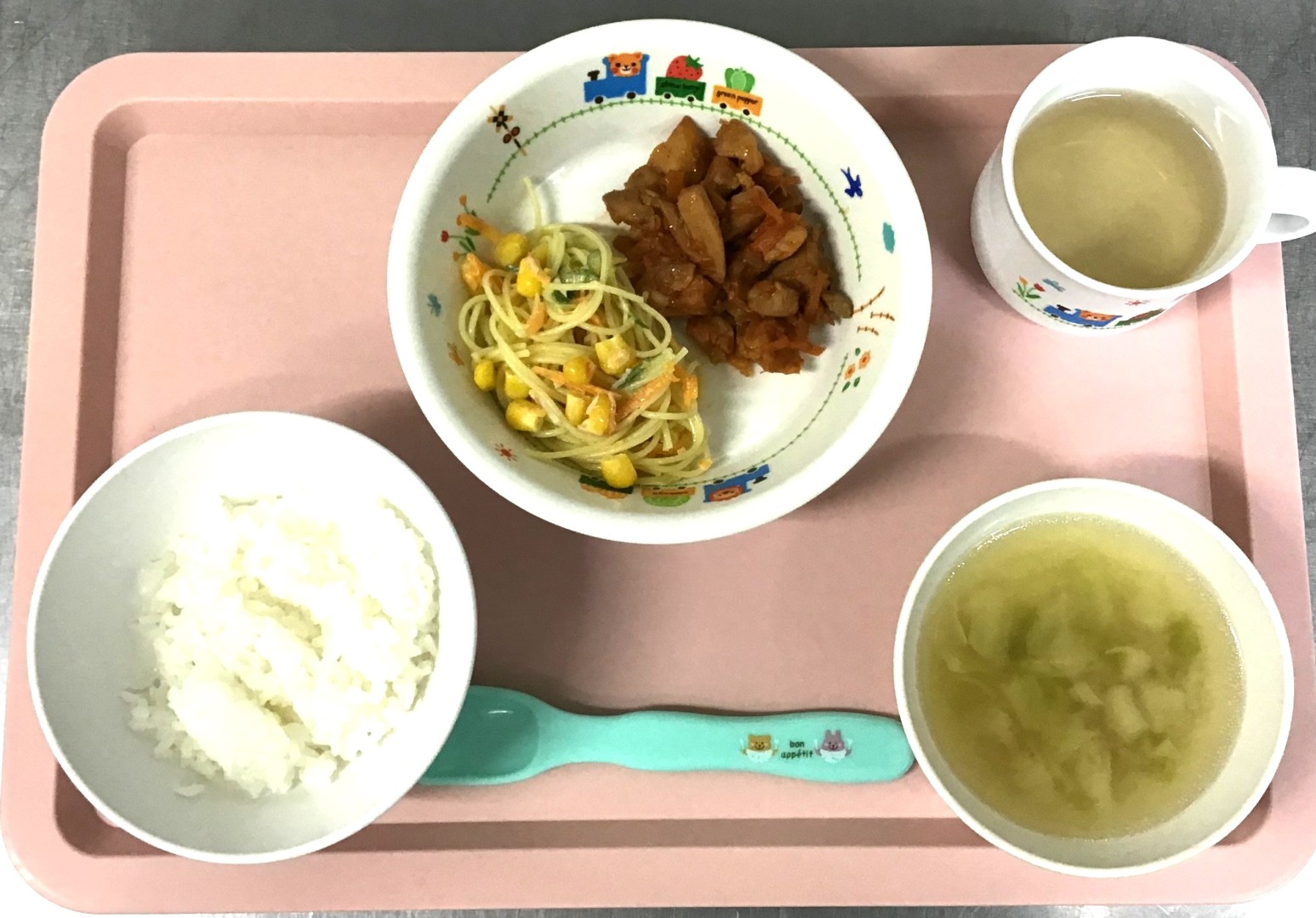 ごはん、とりにくのケチャップいため、スパサラ キャベツとベーコンのスープ