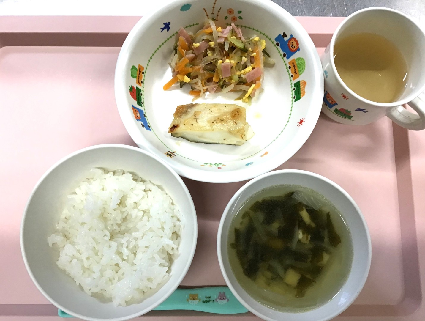 ごはん、カレイのみそマヨやき、もやしのちゅうかあえ、ワカメとたまねぎのすましじる