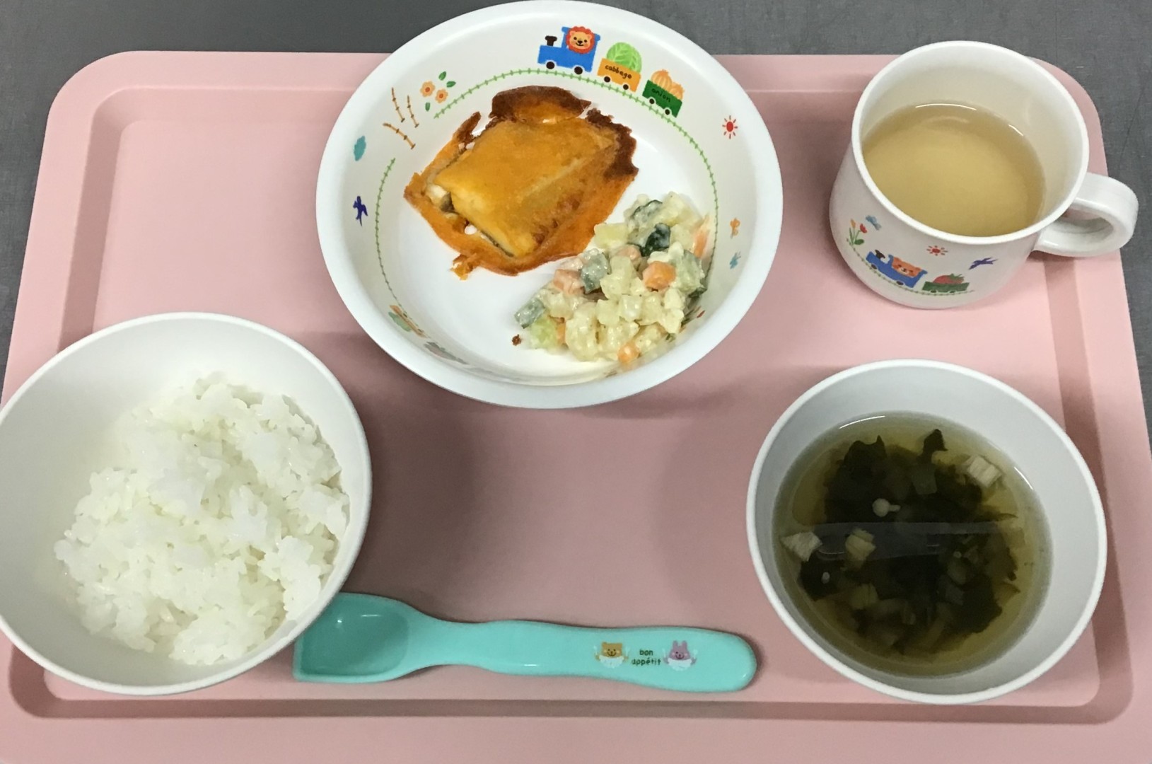 ごはん、さかなのピカタ、かみかみサラダ、えのきとなすのコンソメスープ