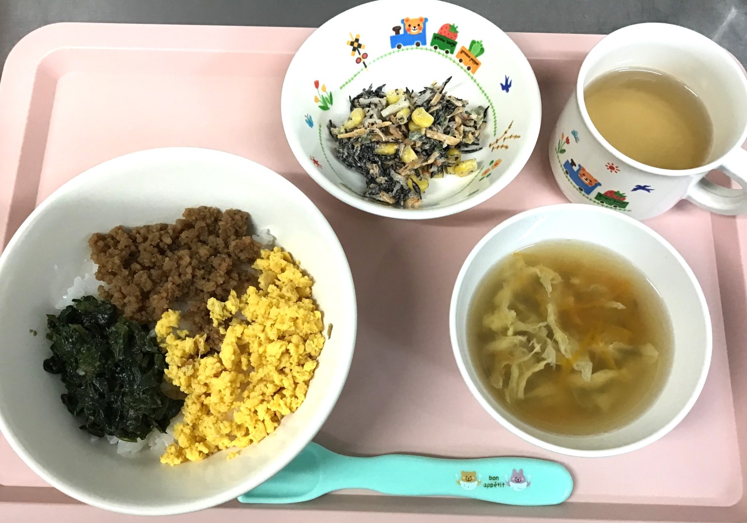 さんしょくどん、ひじきやさいサラダ、しいたけちゅうかスープ