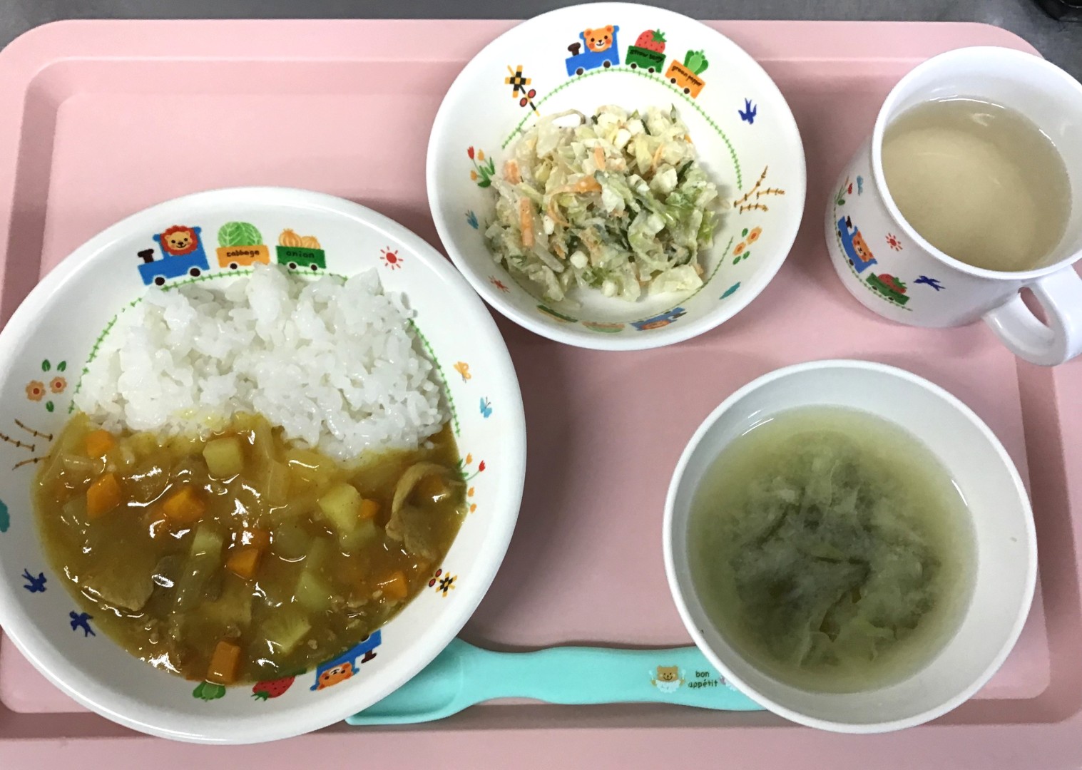 カレーライス、ごまネーズあえ、じゃがいものみそしる