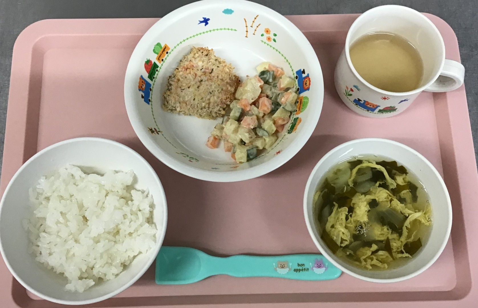 ごはん、サケのぱんこやき、かみかみサラダ、かきたまじる