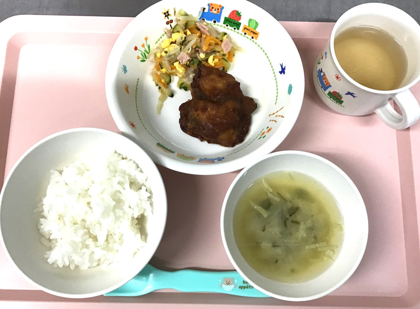 ごはん、サバのたつたあげ、もやしのちゅうかあえ、キャベツとわかめのみそしる