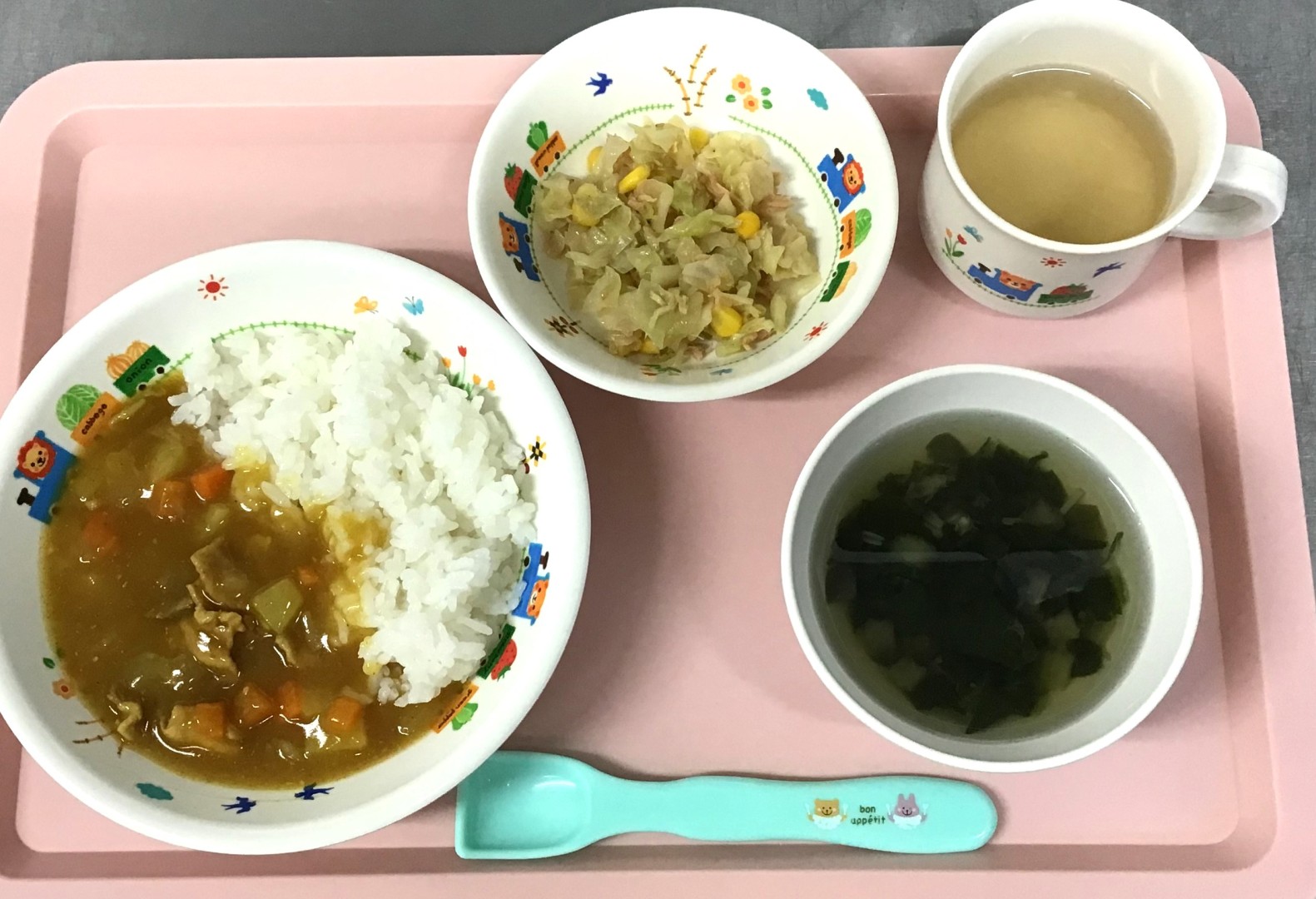 カレーライス、キャベツのツナコーンあえ、えのきとなすのコンソメスープ