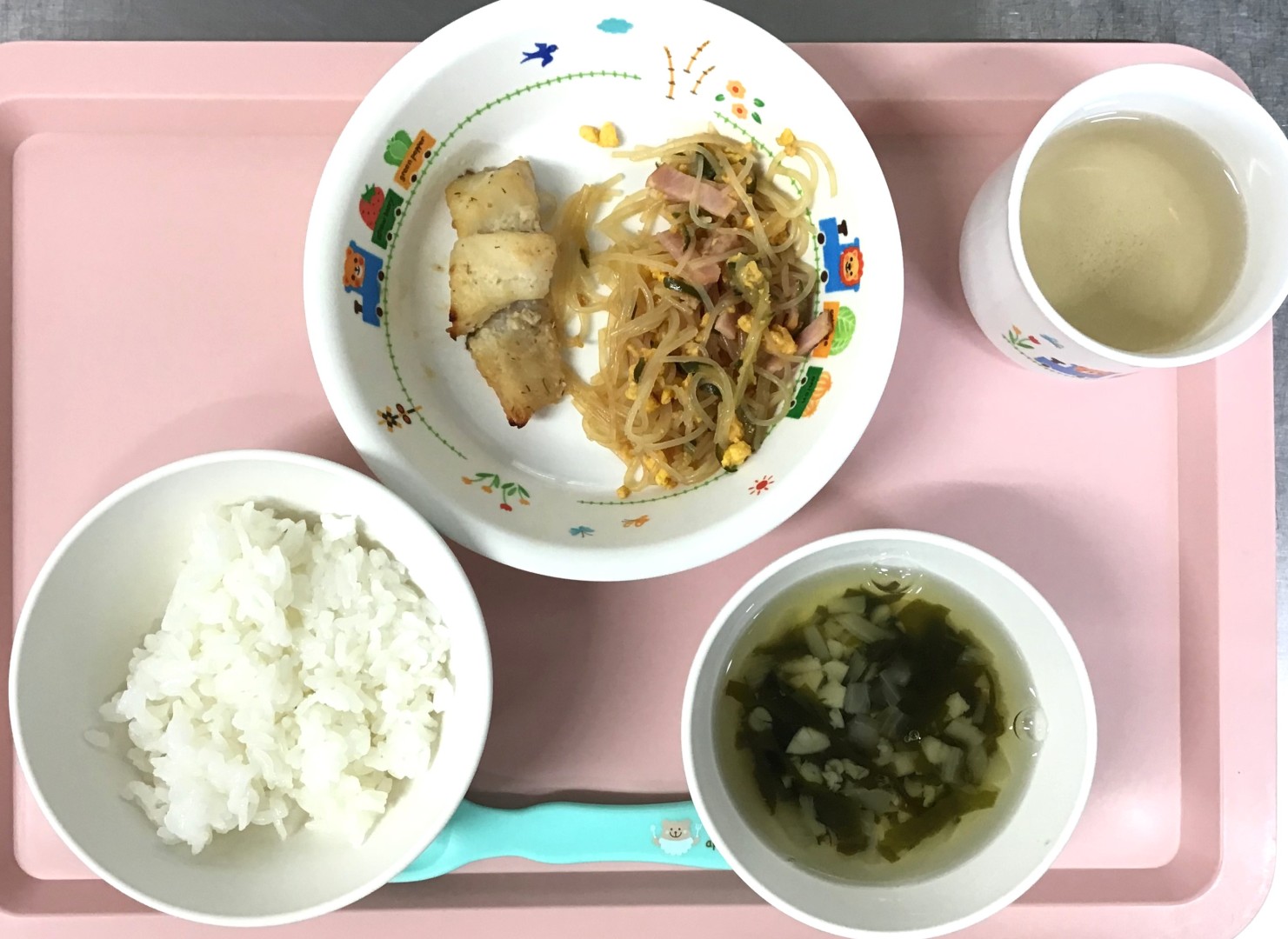 ごはん、あかうおのさいきょうやき、はるさめとたまごのすのもの、しめじとワカメのすましじる