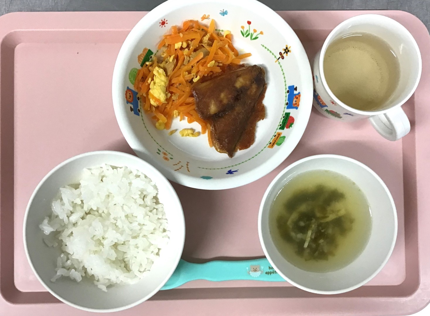 ごはん、サバのたつたあげ、にんじんしりしり、しめじとあげのすましじる