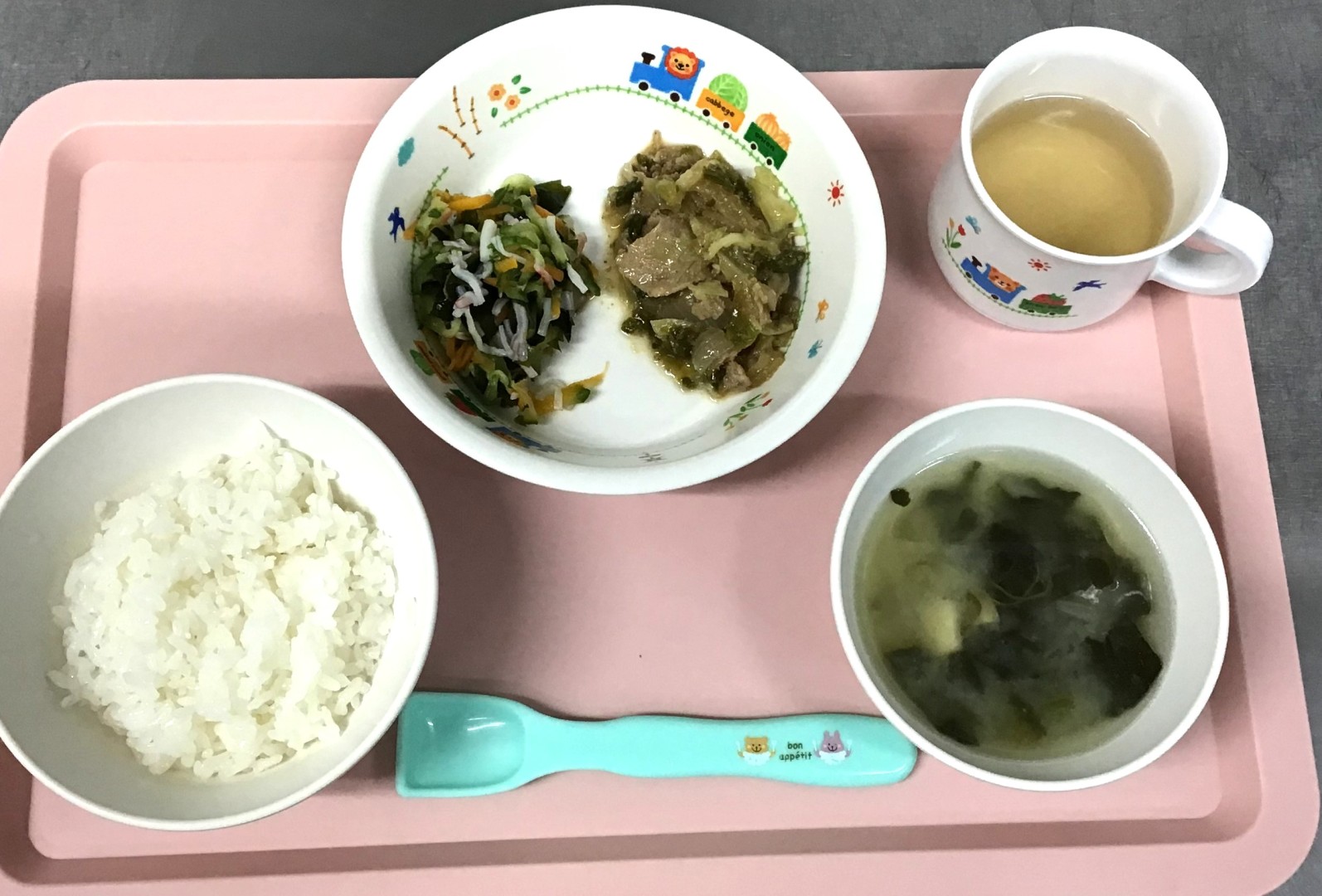 ごはん、にくやさいいため、きゅうりとワカメのすのもの ほうれんそうとあげのみそしる