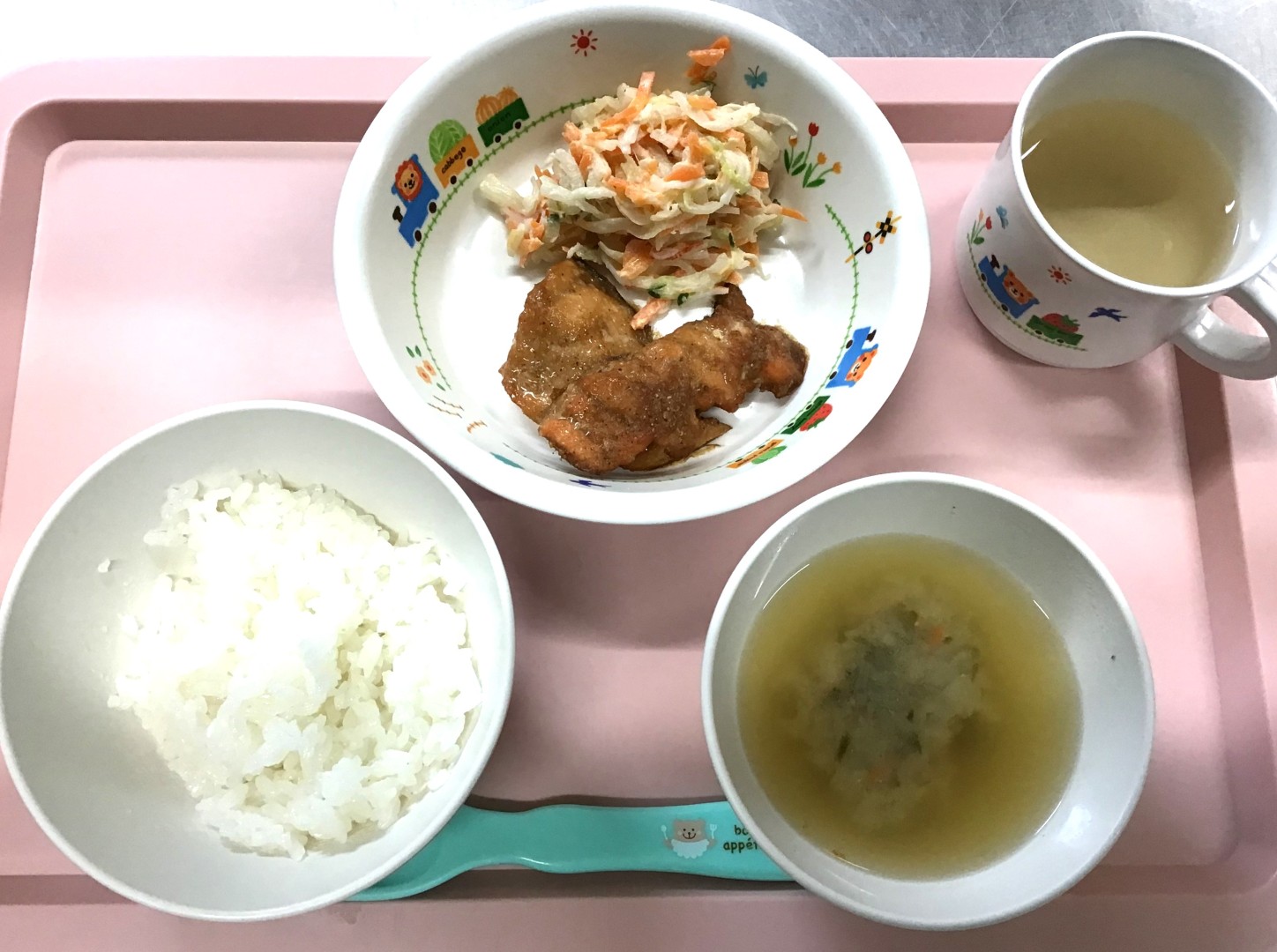 ごはん、さけのごまがらめ、だいこんのカニカマサラダ、もやしとワカメのみそしる