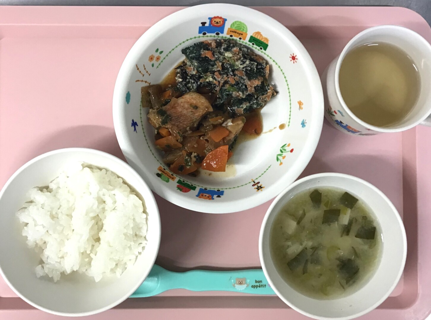 ごはん、あかうおのにつけ、ひじきのしらあえ、こまつなのみそしる