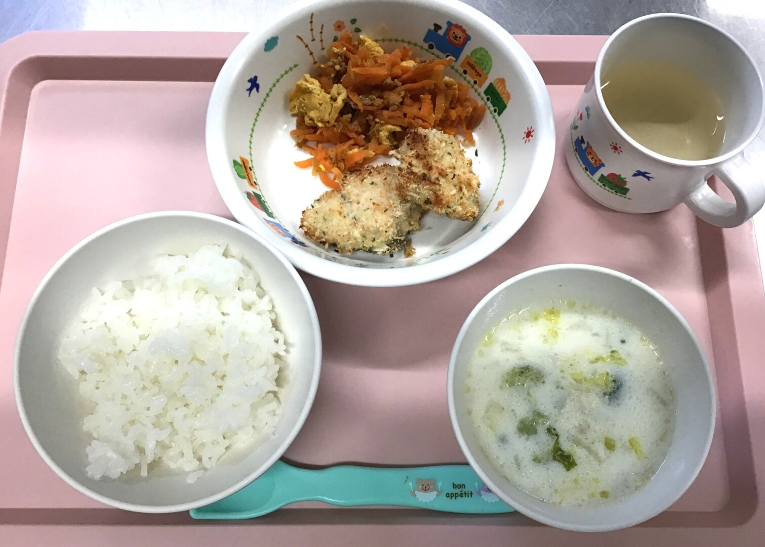 ごはん、サケのぱんこやき、にんじんしりしり、ミルクスープ