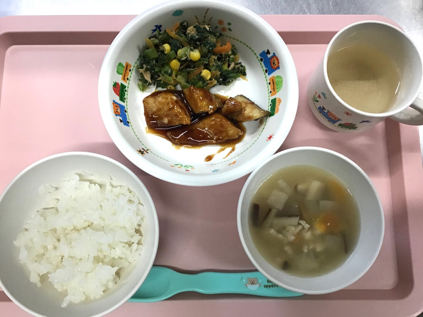 ごはん、サバのかばやき、こまつなのごまあえ、けんちんじる