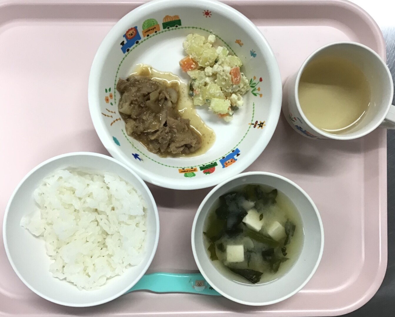 ごはん、ぶたのしょうがやき、かみかみサラダ、しめじとほうれんそうのみそしる