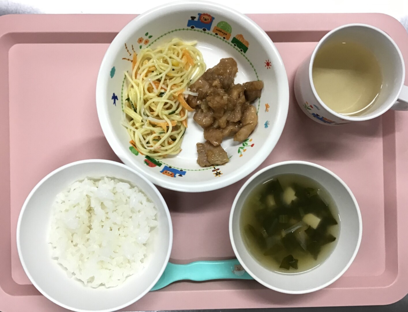 ごはん、とりのごまがらめ、スパサラ、とうふのちゅうかスープ