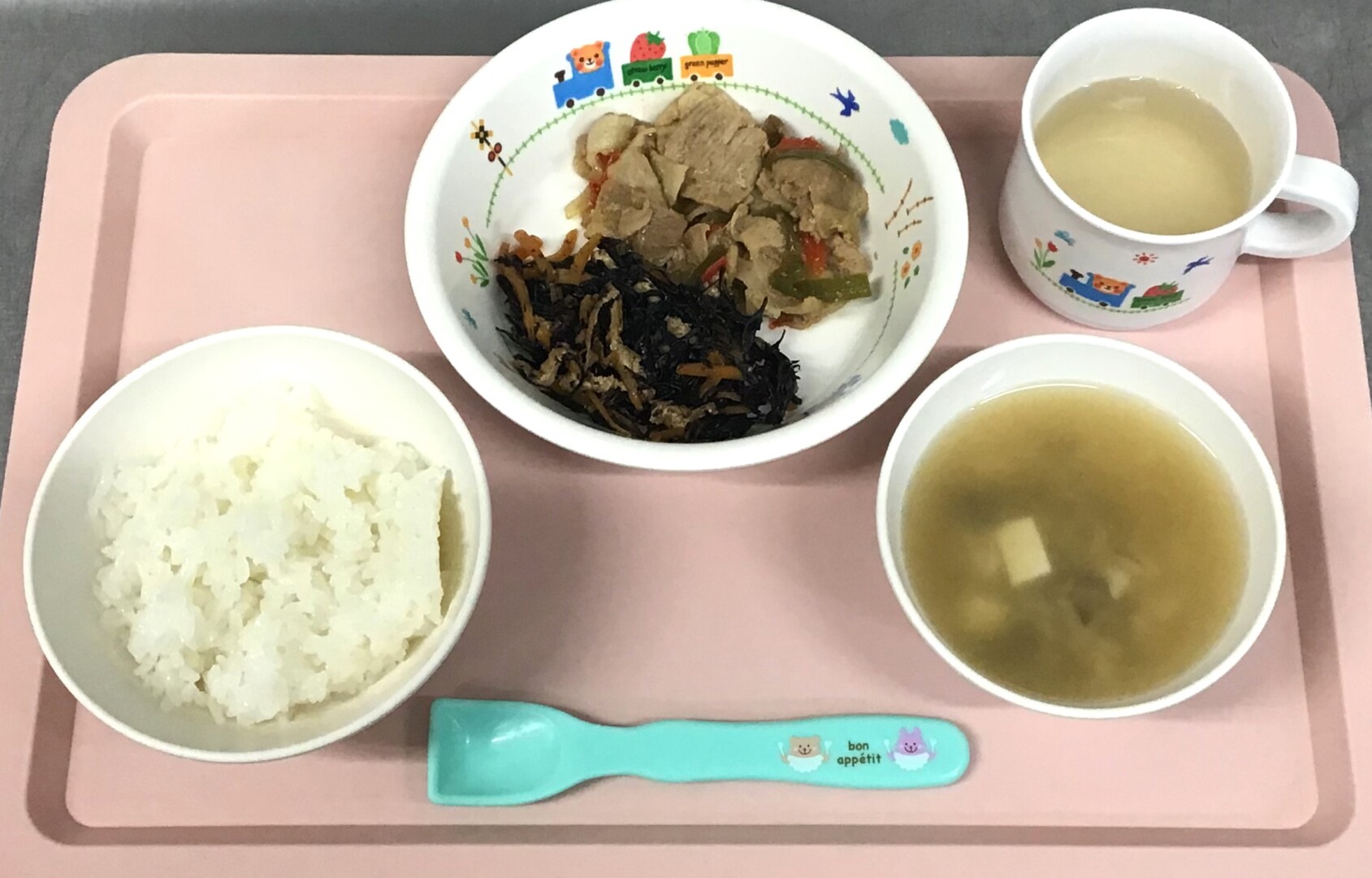 ごはん、チンジャオロース、ひじきのにもの、じゃがいものちゅうかスープ