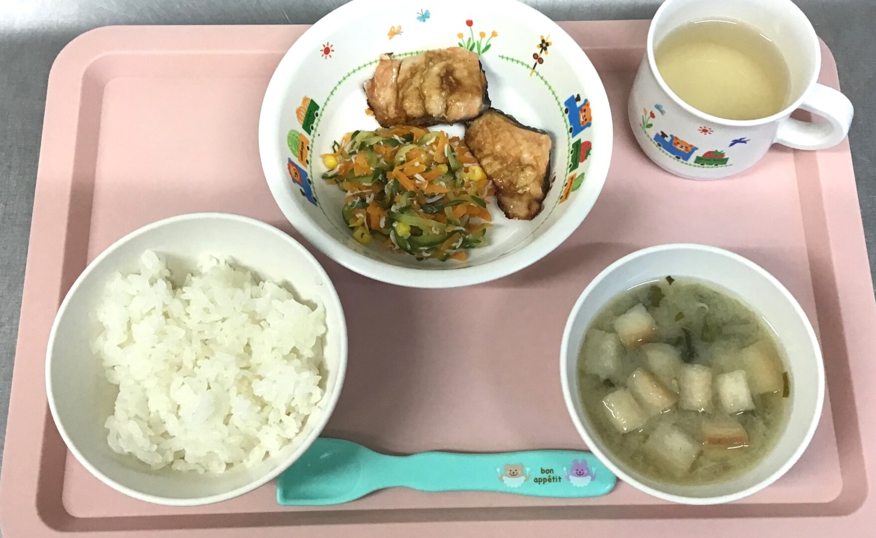 ごはん、さけのバターしょうゆやき、きゅうりとじゃこのあえもの、おふともやしのみそしる