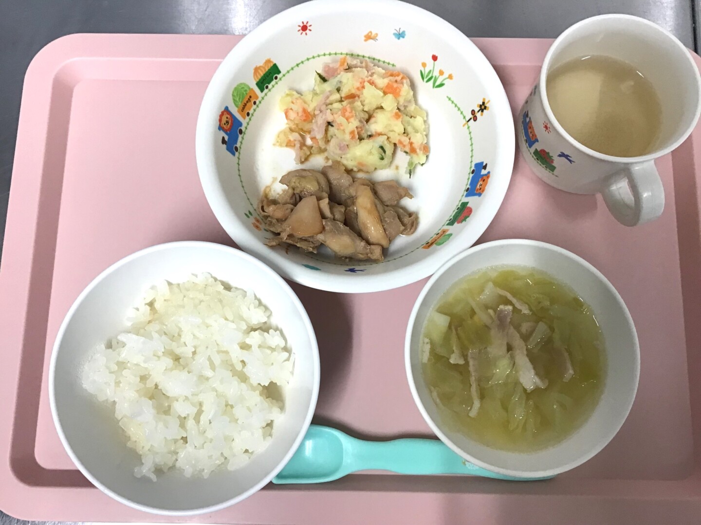 ごはん、とりのてりやき、ポテトサラダ、キャベツのコンソメスープ