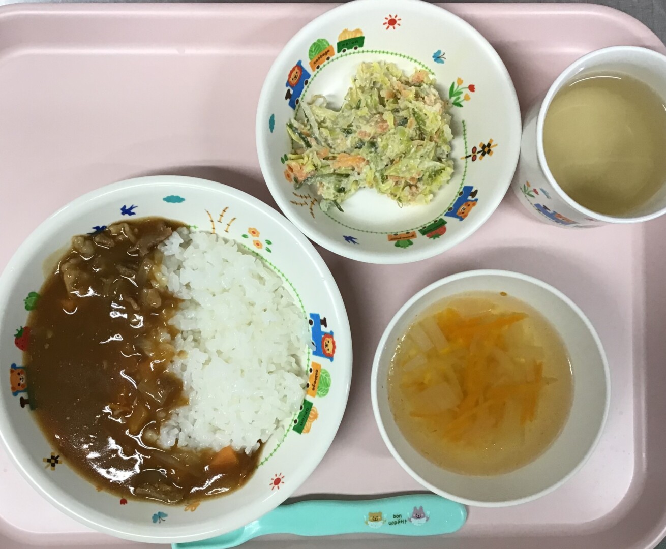 ハヤシライス、ごまネーズあえ、たまねぎコーンのコンソメスープ