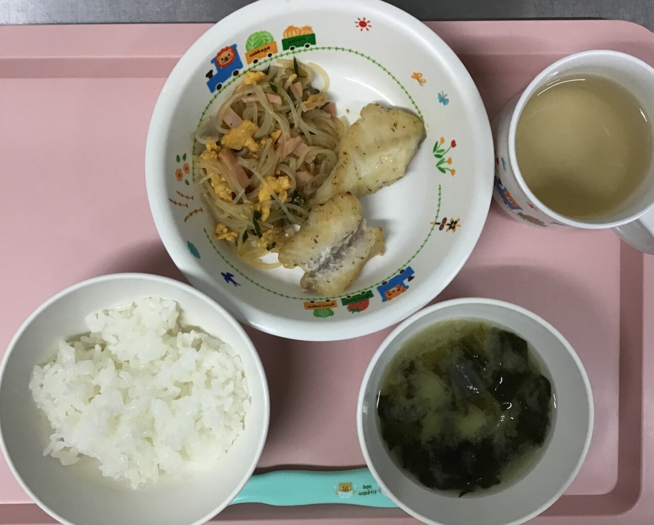 ごはん、あかうおのさいきょうやき、はるさめとたまごのすのもの、ほうれんそうとたまねぎみそしる