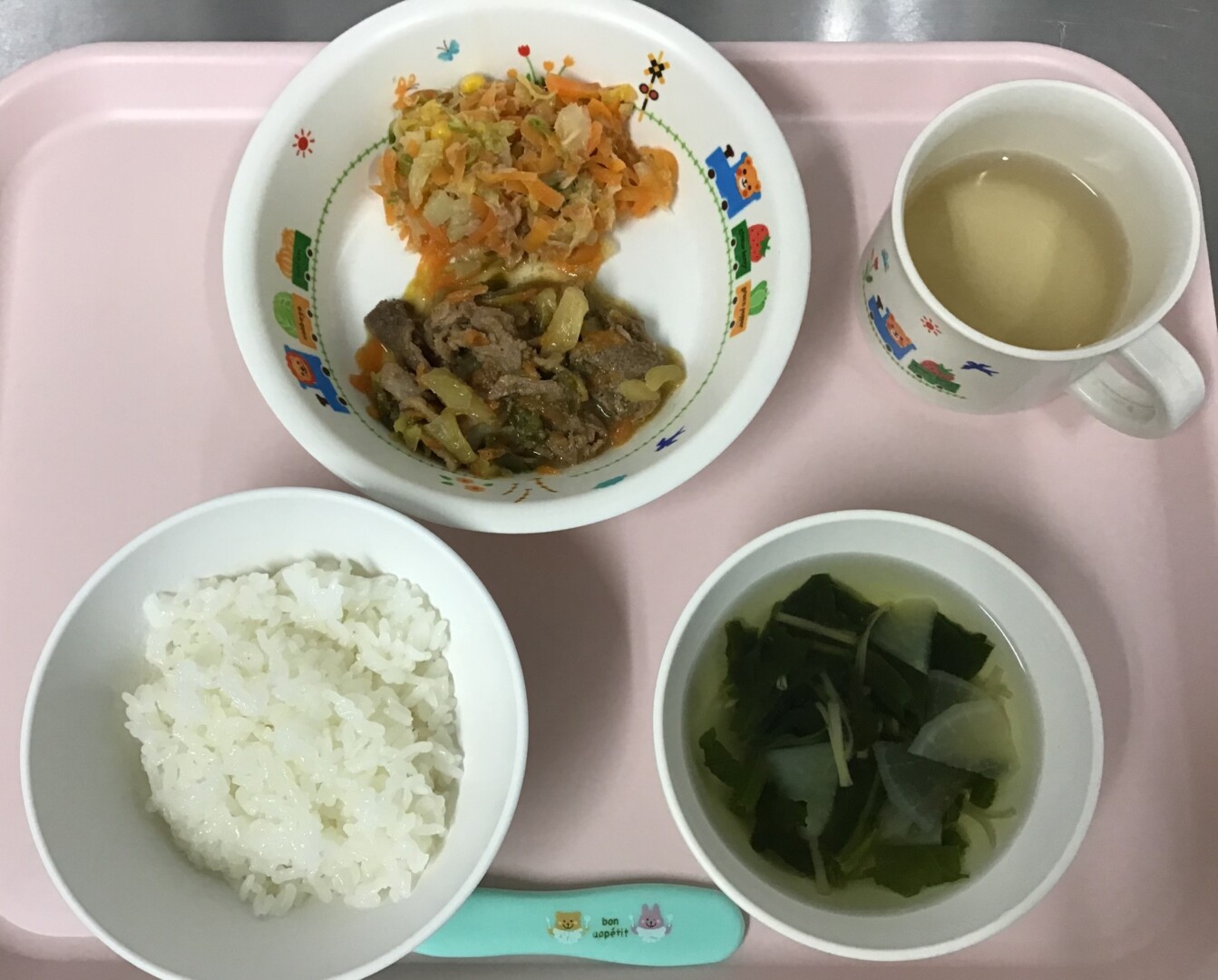 ごはん、やきにくふういため、はくさいのツナコーンあえ、やさいコンソメスープ