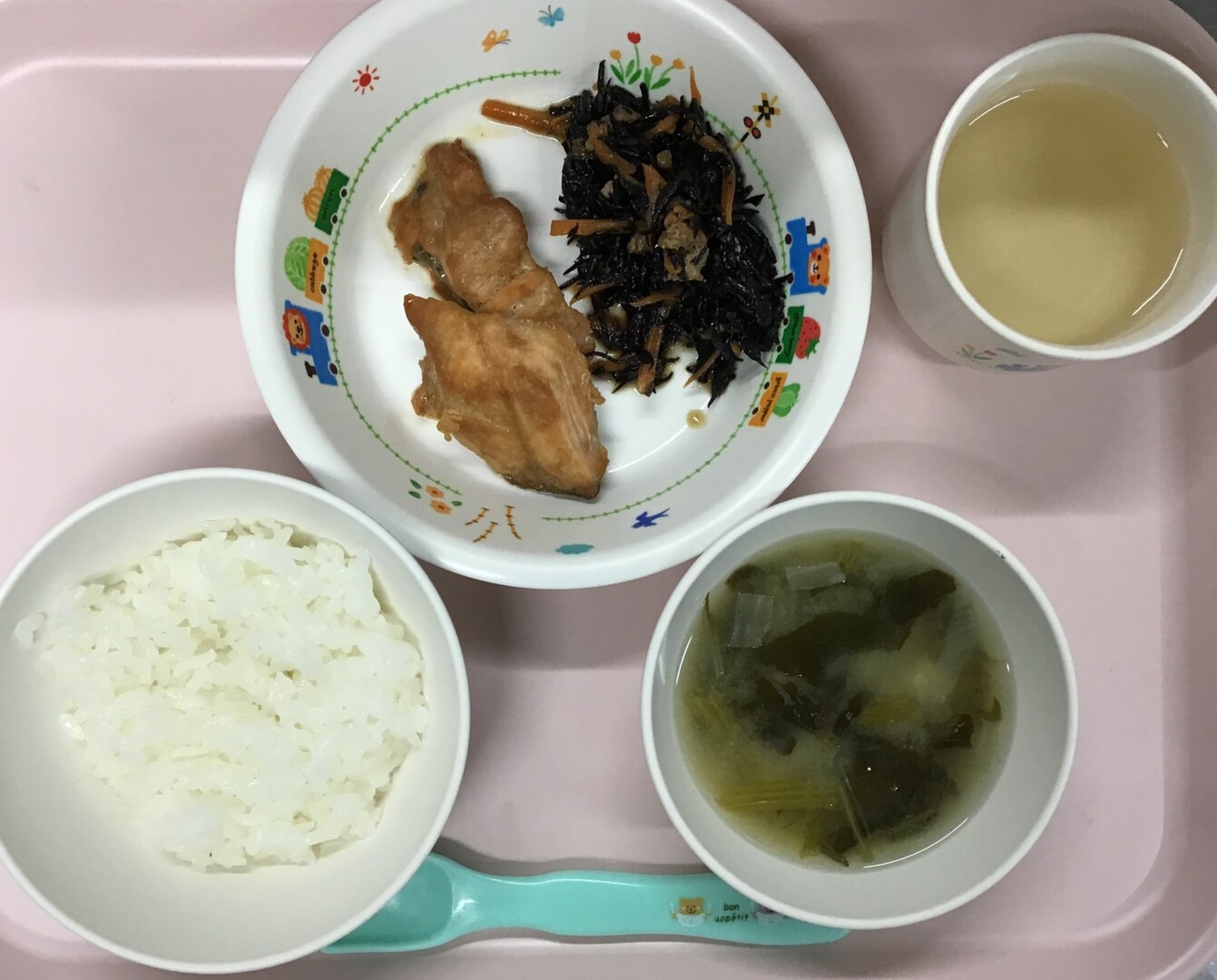 ごはん、さけのしょうがやき、ひじきのにもの、じゃがいものみそしる