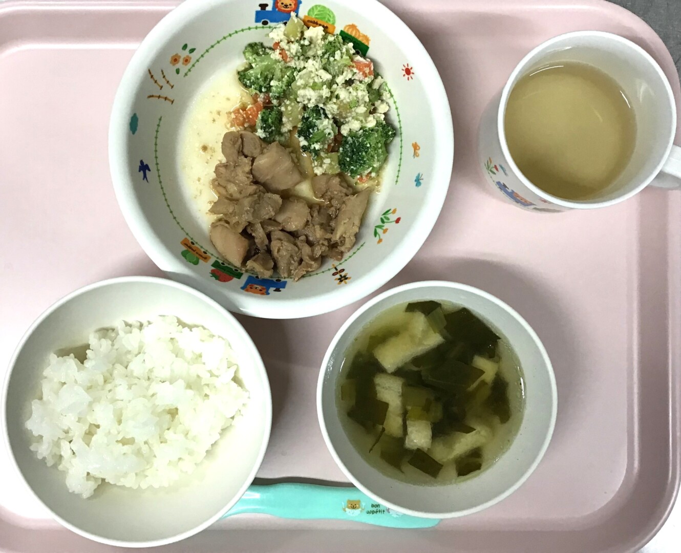 ごはん、とりのてりやき、とうふミックスあえ、こまつなのすましじる