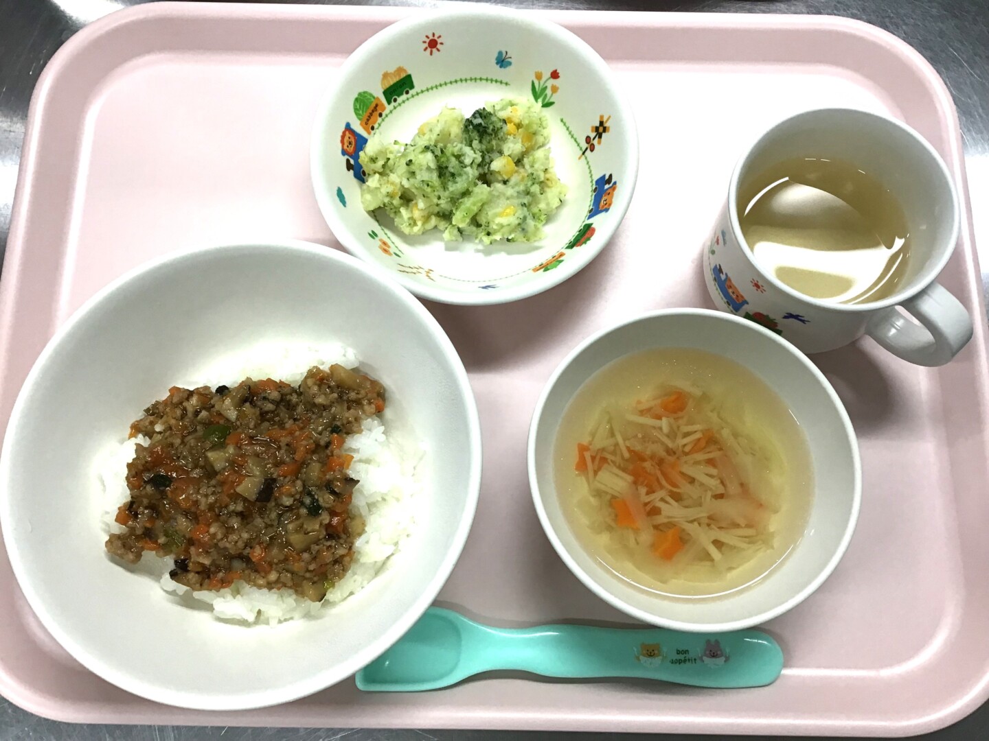 にくみそどん、じゃがいもとブロッコリーのサラダ、えのきとにんじんのスープ