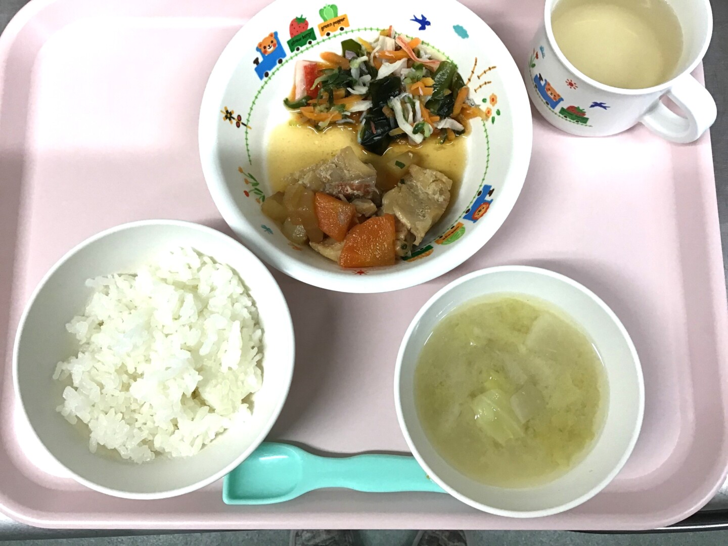 ごはん、あかうおのにつけ、きゅうりとワカメのすのもの、キャベツとだいこんのみそしる