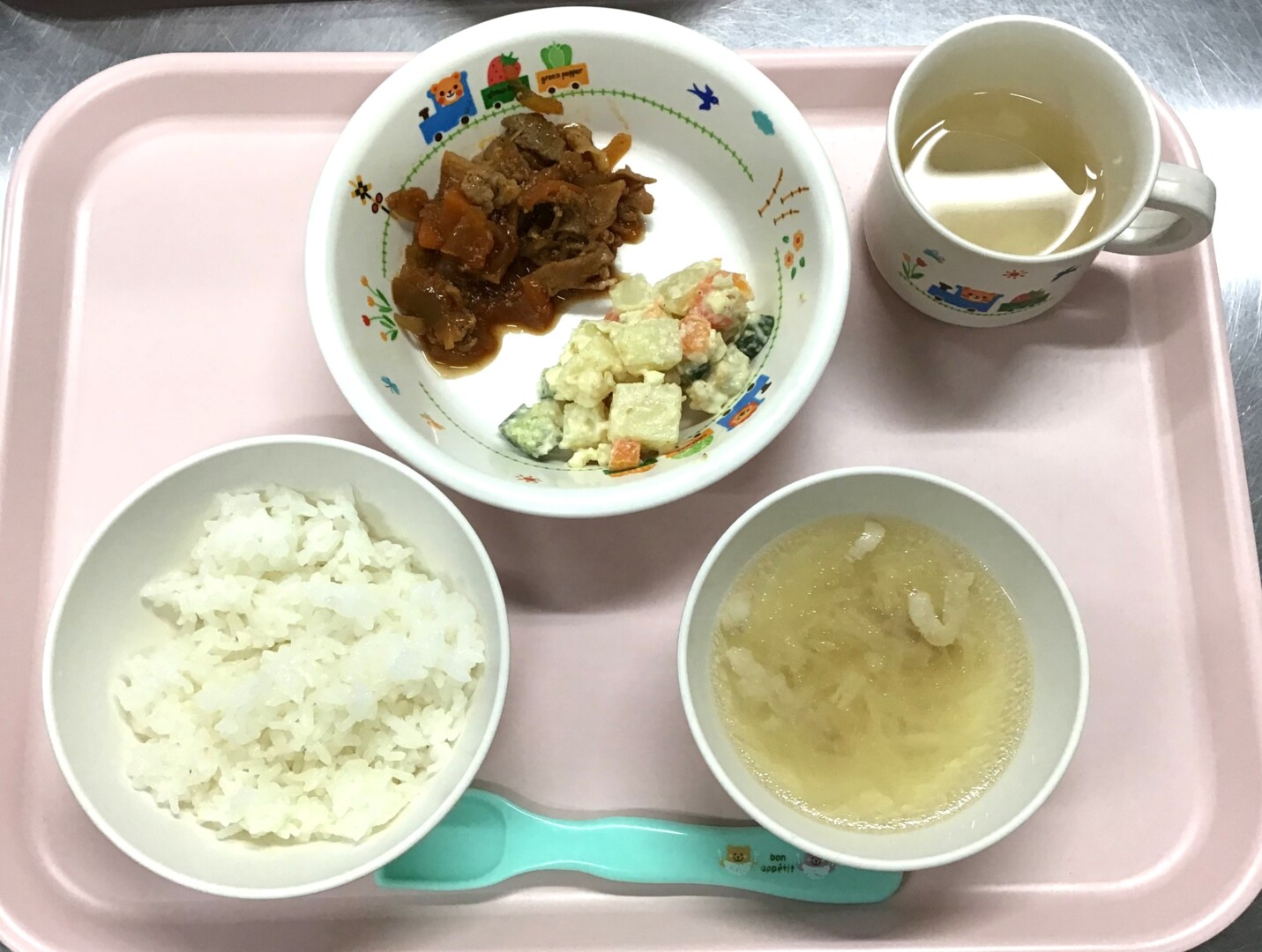 ごはん、ぶたにくのケチャップいため、かみかみサラダ、せんぎりやさいのコンソメスープ