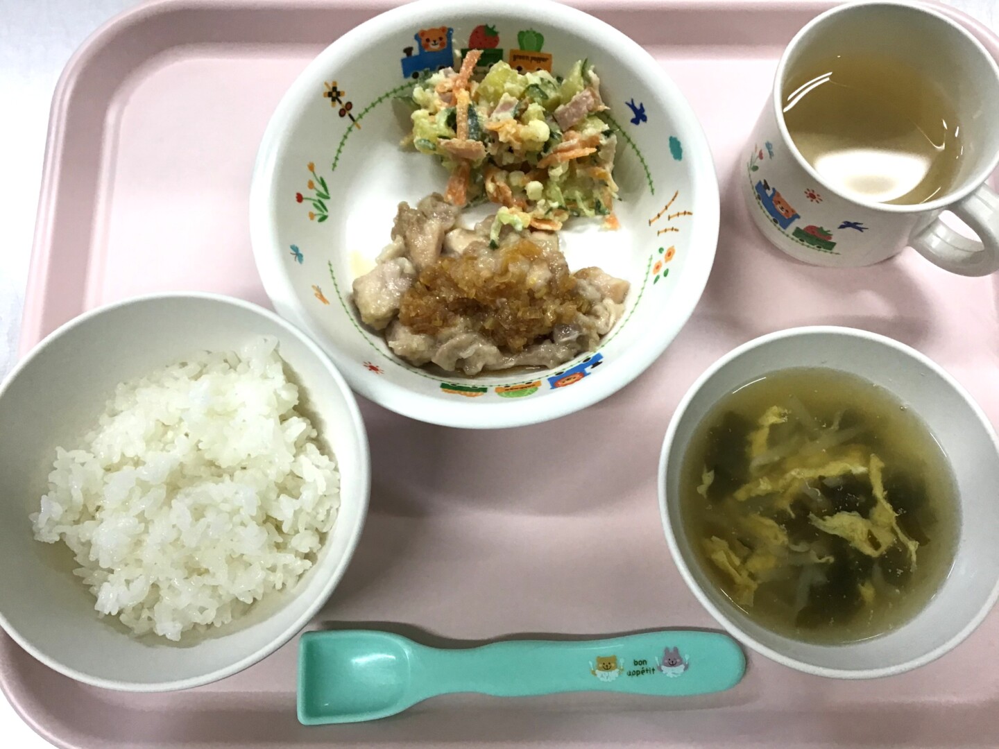 ごはん、ユーリンチー、さつまいもとチーズのサラダ、ワカメたまごスープ