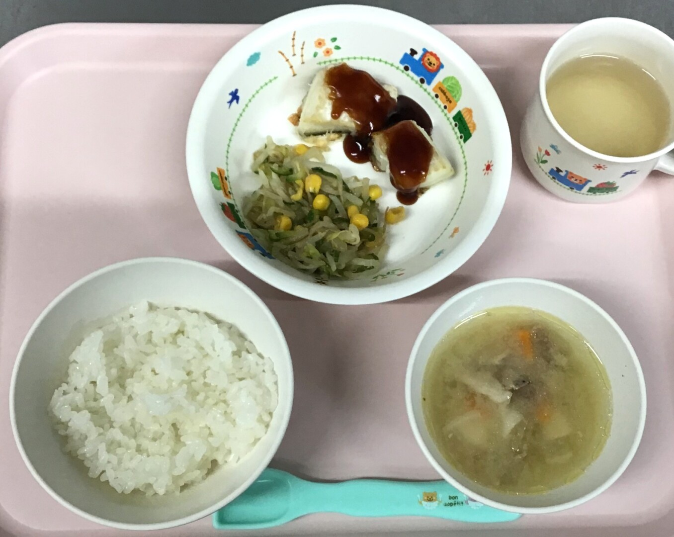 ごはん、カレイのかばやき、もやしとコーンのおひたし、とんじる