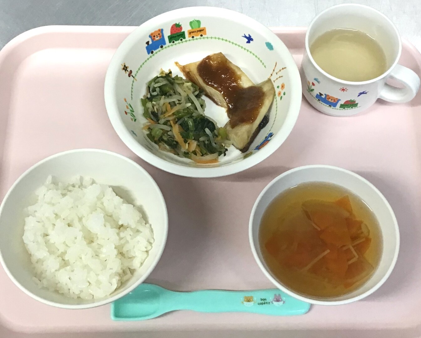 ごはん、さばのゴマみそだれ、こまつなのあえもの、にんじんとえのきのすましじる