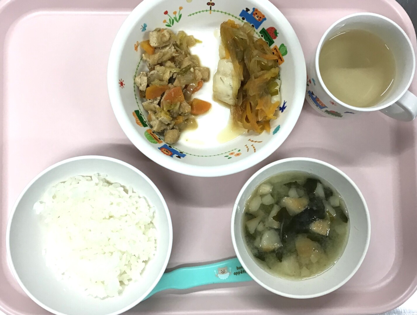 ごはん、さかなのなんばんづけ、はくさいとあげのにもの、ほうれんそうとおふのみそしる