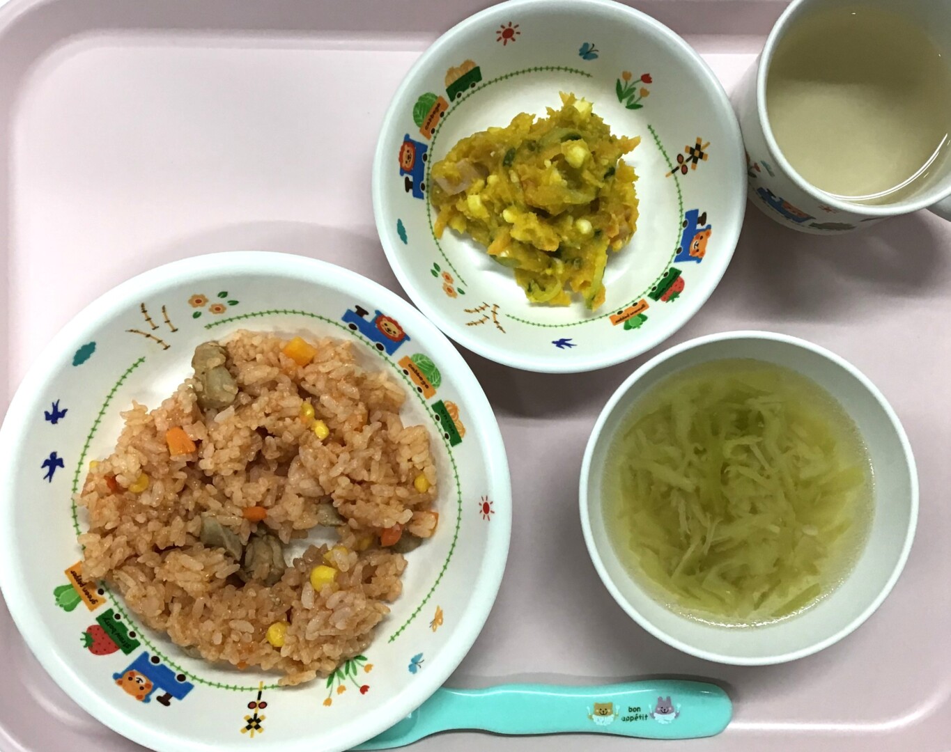 チキンライス、かぼちゃサラダ、キャベツとベーコンのスープ