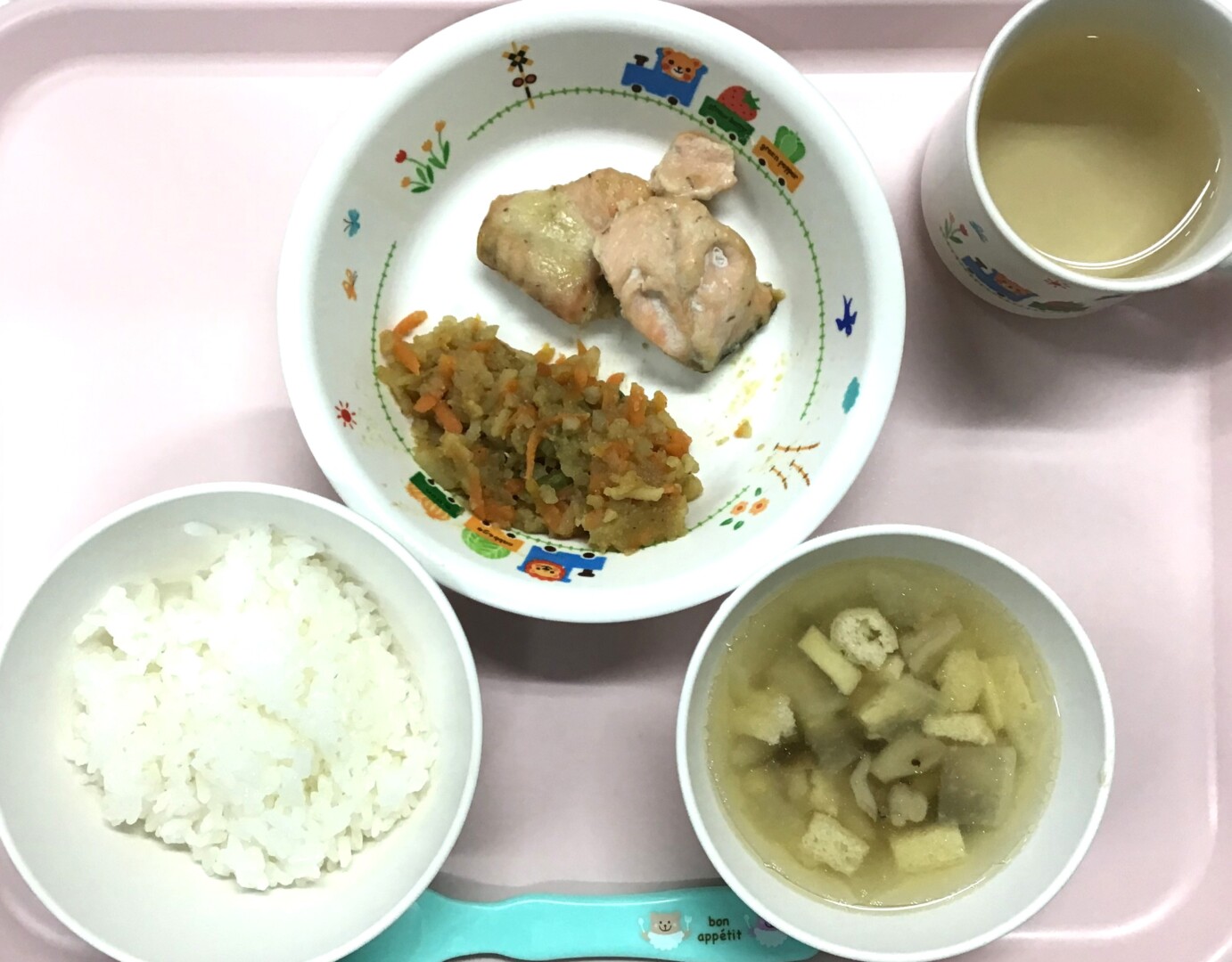 ごはん、さけのみそマヨやき、じゃがいものきんぴら、しめじのすましじる