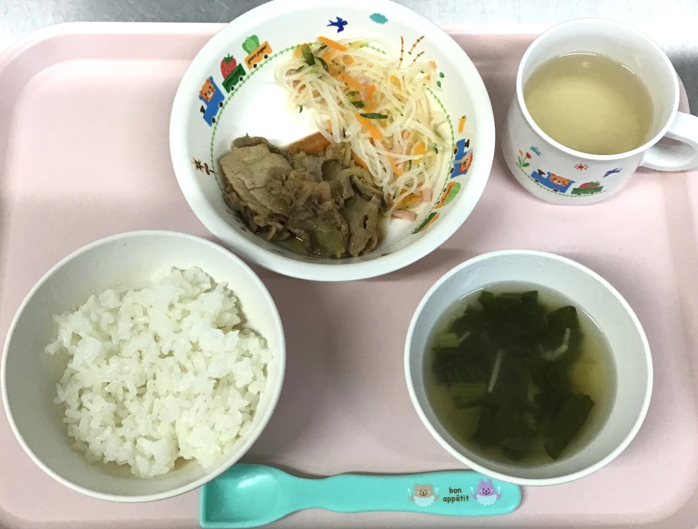 ごはん、にくやさいいため、はるさめのすのもの、さんしょくちゅうかスープ