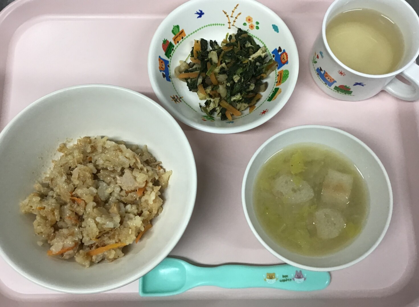 ツナのたきこみごはん、ほうれんそうとしめじのおひたし、はくさいのみそしる