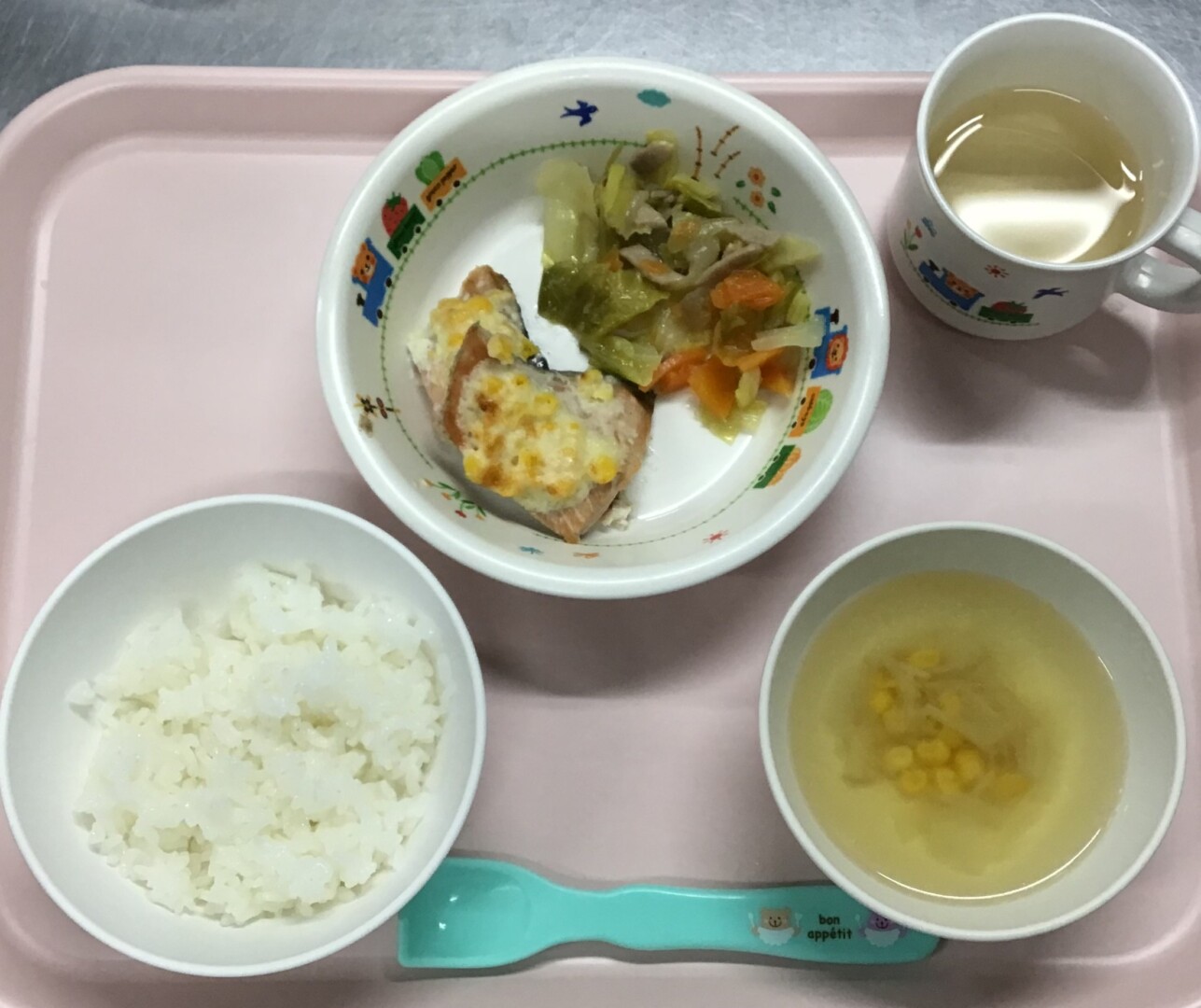 ごはん、さけのマヨチーズコーンやき、やさいソテー、えのきとたまねぎのスープ