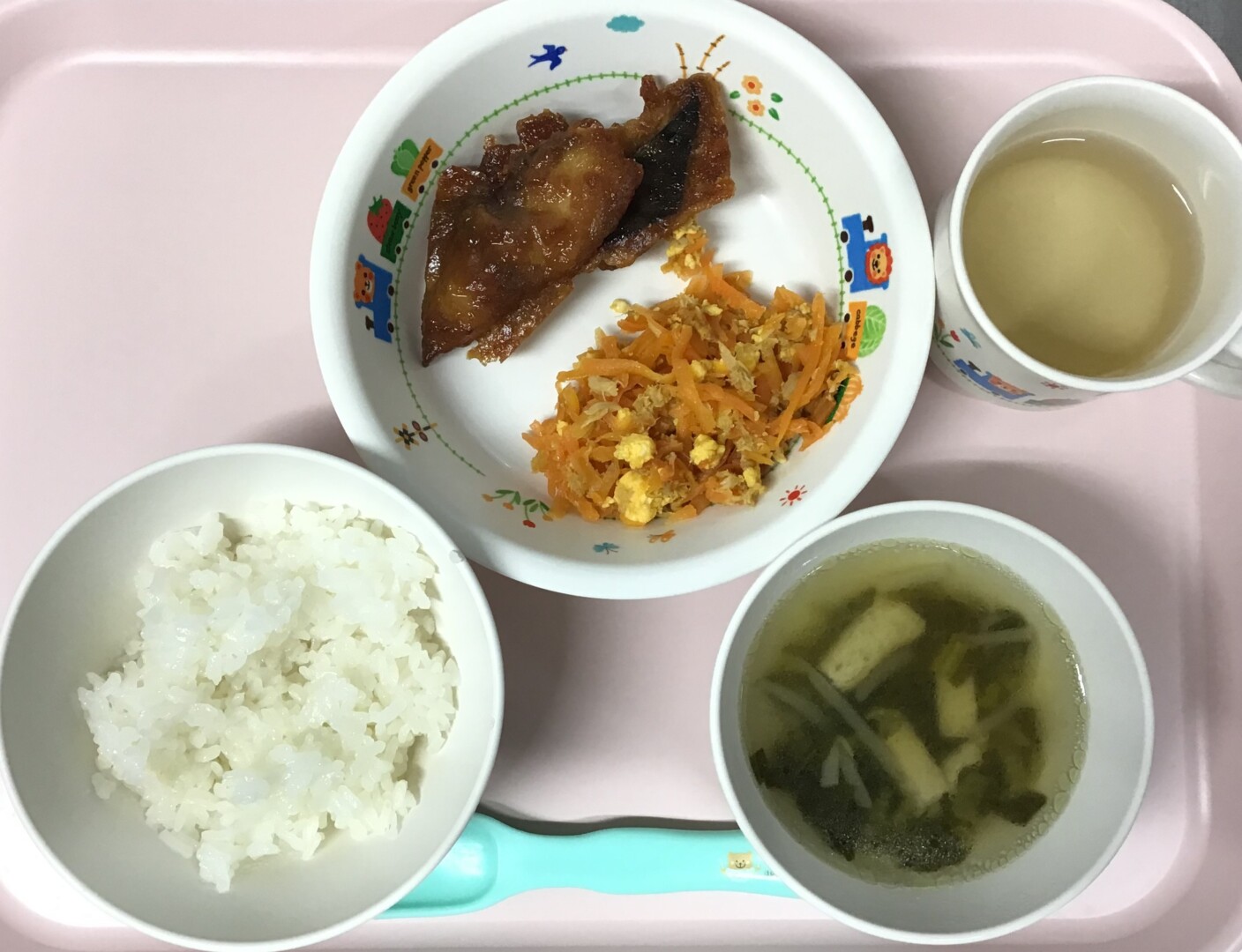ごはん、サバのたつたあげ、にんじんしりしり、もやしとこまつなのすましじる