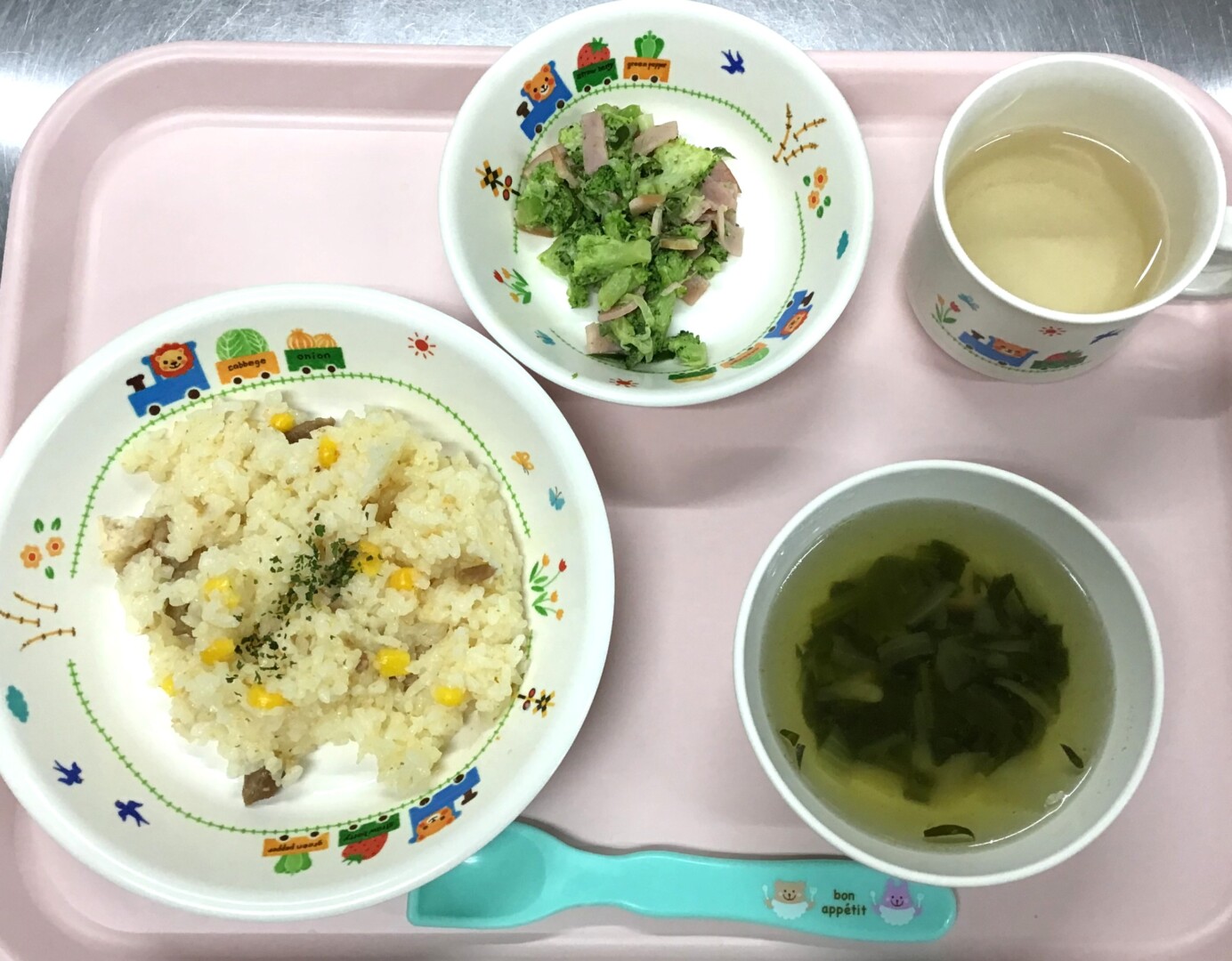 にんじんピラフ、ブロッコリーマヨサラダ、ほうれんそうのスープ