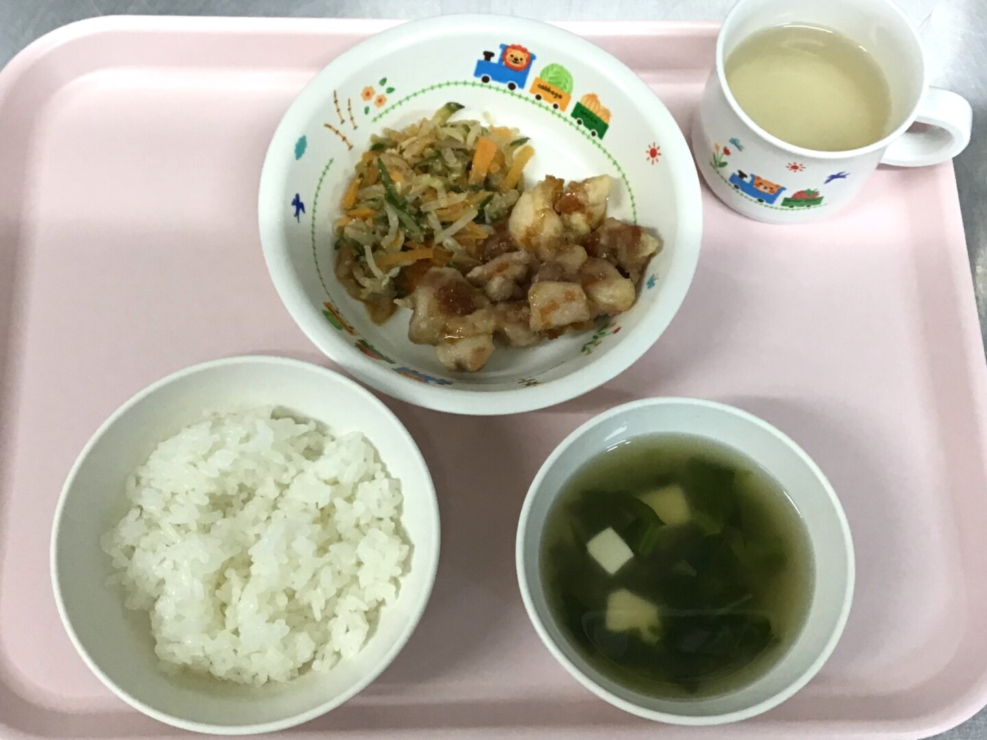 ごはん、ユーリンチー、もやしのナムル、とうふとしめじのちゅうかスープ