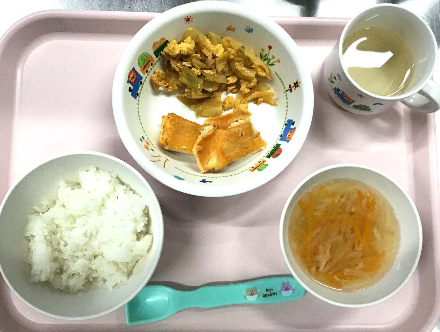 ごはん、カレイのピカタ、キャベツのスクランブル、せんぎりやさいのすましじる