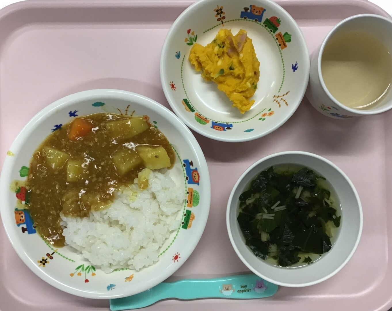 カレーライス、かぼちゃサラダ、ほうれんそうのスープ